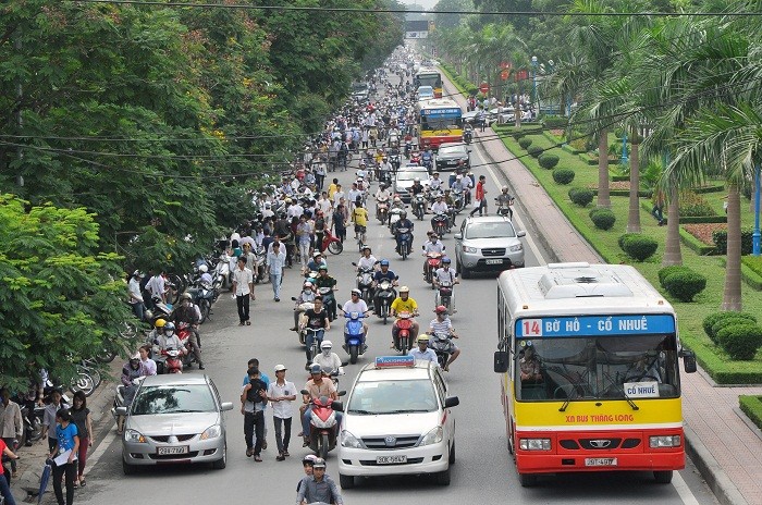 Trên đường Hòang Quốc Việt – nơi tập trung nhiều địa điểm thi của các trường: Học viện Kỹ thuật quân sự, CĐ Du Lịch, Đh Điện lực… khiến mật độ giao thông trên tuyến đường này rất lớn.