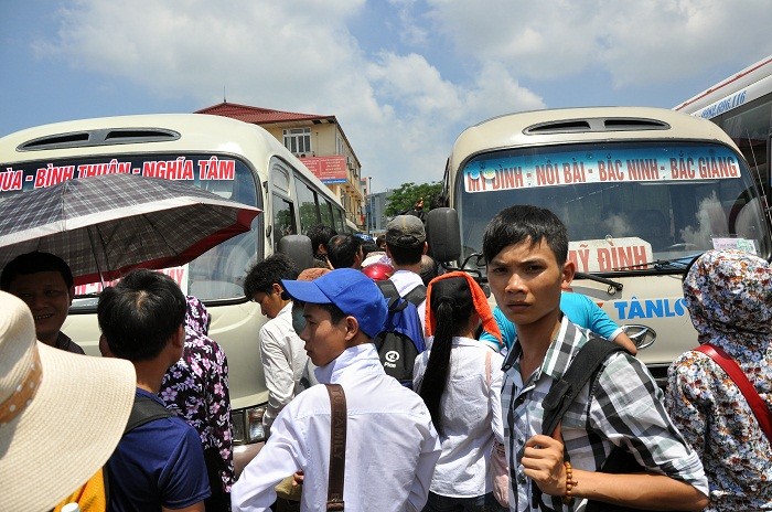 Chuyến xe về Bắc Giang đông nghịt người chen lấn nhau để lên xe