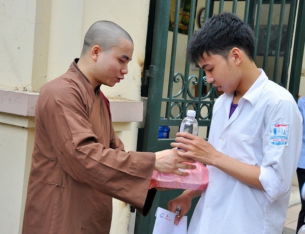 Hòa thượng Thích Đạo Lãm chùa Hưng Khánh (Mỹ Đức, Hà Nội) cũng tham gia hoạt động phát cơm chay miễn phí cho các sĩ tử