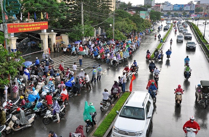 Trước cổng trường ĐH Giao thông vận tải, hàng trăm các phụ huynh phải đứng dưới mưa để đợi các sĩ tử làm xong môn thi Tiếng anh của đợt 2 kì thi ĐH.