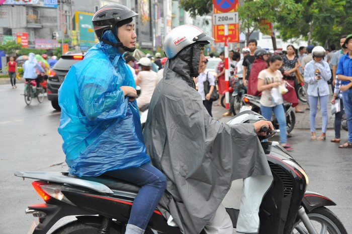 Đối với những người đi xe máy, tuy lượng mưa không to nhưng nhiều sĩ tử vẫn mặc áo mưa để tránh bị ướt giấy tờ và quần áo.