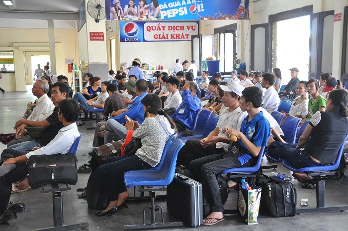 Nhà chờ xe khách ở bến xe Giáp Bát cũng đông kín người ngồi đợi mua vé