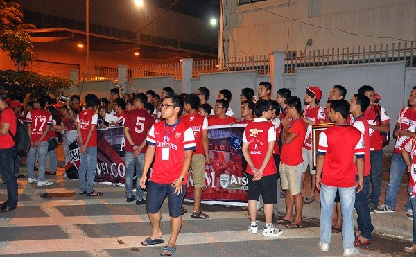 Fan Arsenal đã có mặt trật kín trước cổng Vip của sân bay Nội Bài để đón các thần tượng