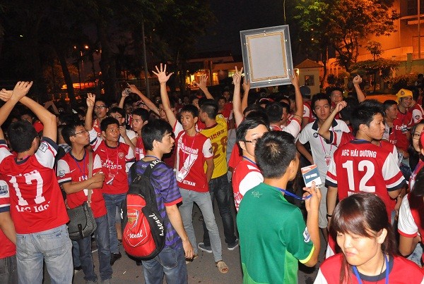 Không khí sôi động, vui vẻ, hô vang tên CLB Arsenal của các fan