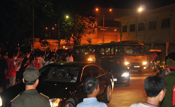 Đoàn xe chở các thành viên của CLB Arsenal bị vây kín bởi các fan hâm mộ.