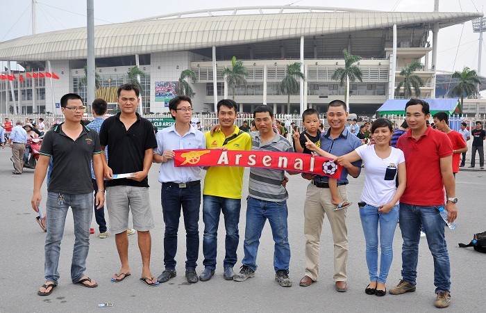 Nhiều nhóm vui vẻ chụp hình kỉ niệm với băng cuốn Arsenal trước cổng sân Mỹ Đình.
