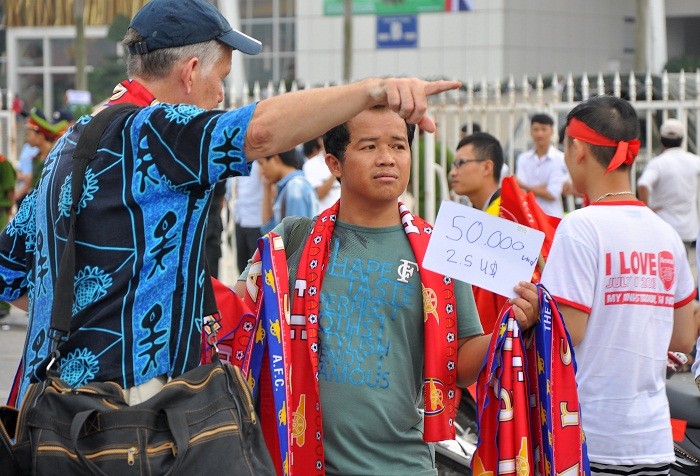 Xuất hiện một nhóm người nước ngoài bán băng quấn trước cổng sân VĐ Mỹ Đình.