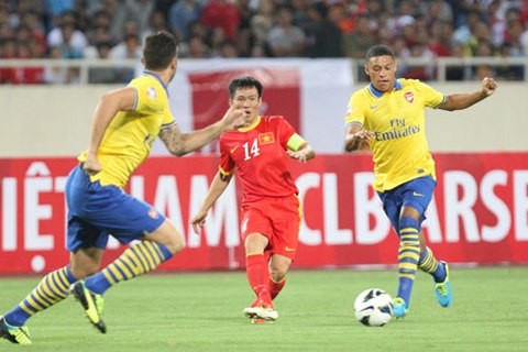 Arsenal (áo vàng) ra sân với đội hình mạnh.