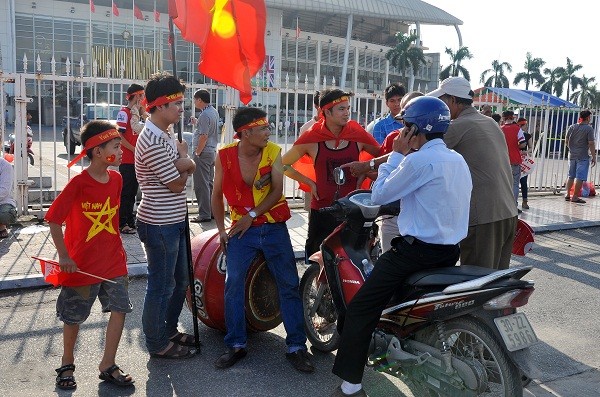 Từ 15h chiều, NHM Việt Nam đã đổ về phía trước sân vận động Mỹ Đình để đợi giờ bảo vệ mở cửa vào. NHM đã chuẩn bị trống, cờ… để cổ vũ cho cả hai đội