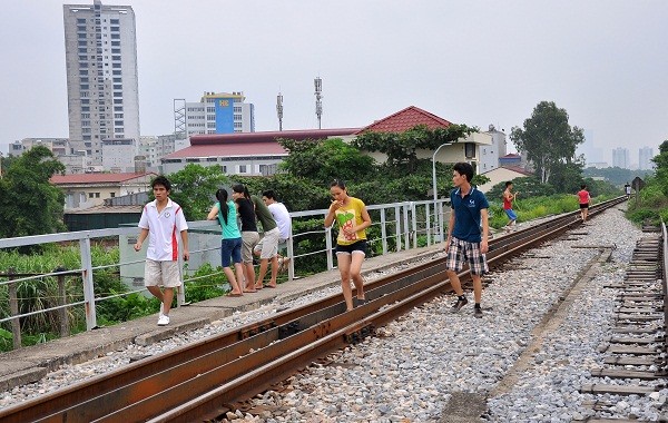 Khu vực này nhộn nhịp nhất vào khoảng hơn 5 giờ chiều. Mọi người hả hê ngồi nói chuyện và vui đùa ngay trên đường ray.