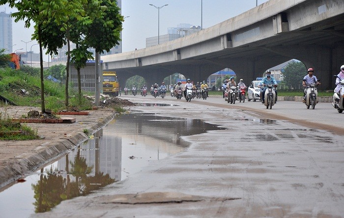 Trên đường Nguyễn Xiển (Thanh Xuân, Hà Nội) tình trạng nhếch nhác do đất bùn vương vãi từ các xe chở vật liệu rơi xuống đường đã diễn ra từ lâu.