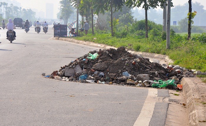 Những đống phế liệu được đổ trộm trên đường Đại lộ Thăng Long.