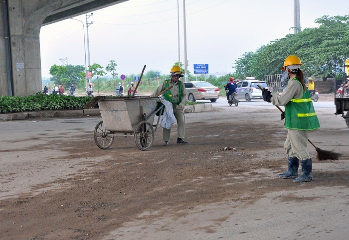 Vào mỗi buổi sáng các công nhân môi trường lại phải thu gom đất đá trên mặt đường.
