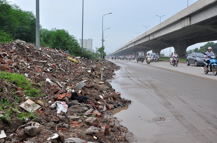 Phế liệu cũng được đổ ngổn ngang trên đường Nguyễn Xiển.