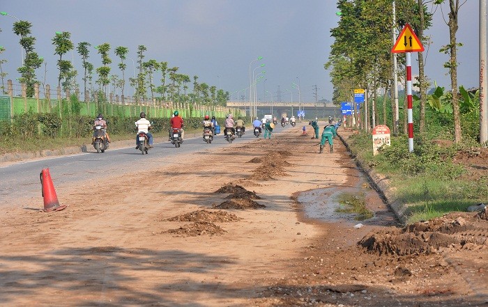 Đại lộ Thăng Long cũng trong tình trạng bùn đất vương vãi ra đường như đường Nguyễn Xiển