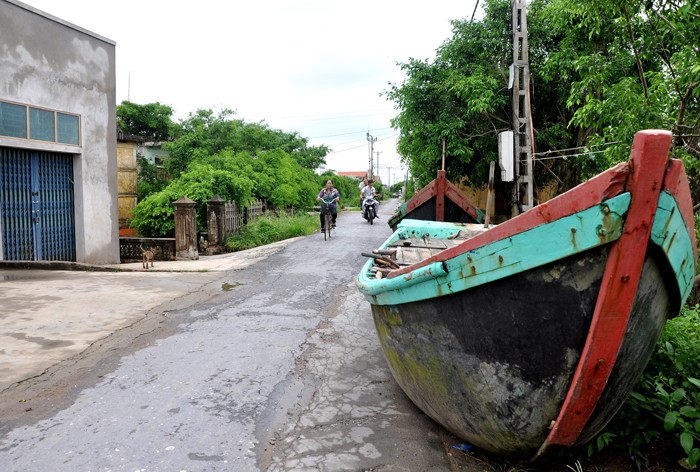 Trước khi cơn bão số 5 chưa đổ bộ vào đất liền, người dân đánh bắt ven biển huyện Hải Hậu đã đưa thuyền bè về khu vực sinh sống để bảo quản phương tiện đánh bắt khi bão về và đề phòng nước lên.
