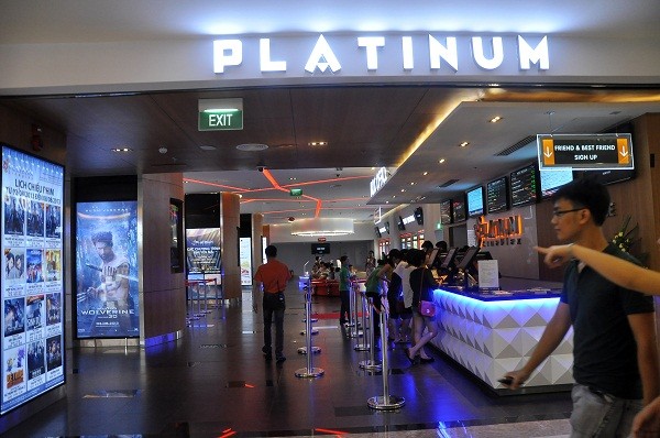 Cụm rạp Platinum Cineplex – Royal City có diện tích lên đến 6.300 m2 với các trang thiết bị hiện đại đạt tiêu chuẩn quốc tế. Đây là một trong các cụm rạp chiếu phim hiện đại, chất lượng nhất Việt Nam hiện nay.