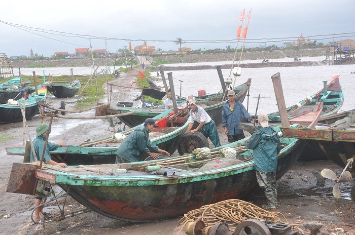 Người dân xã Hải Lý (Hải Hậu, Nam Định) đang chằng, gắn tàu bè lại để trống bão số 6.