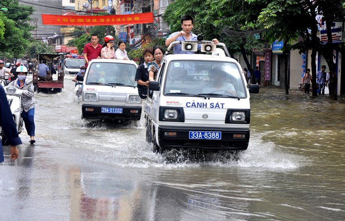 Hàng ngàn người dân đã được đội xe cứu hộ đưa qua điểm ngập úng trên đường Phùng Hưng.