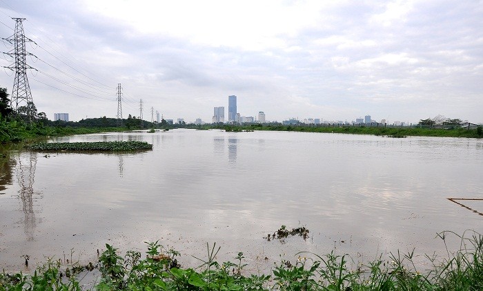 Mực nước sông Nhuệ dâng cao từ rạng sáng ngày 9-10/8 gây nguy cơ chán nước vào khu dân cư, đất nông nghiệp của xã Tây Mỗ.