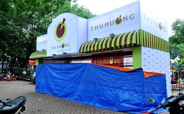 Quầy bánh trung thu Thu Hương trên đường Tây Sơn đã hoàn thiện xong gian hàng nhưng chưa chính thức hoạt động.