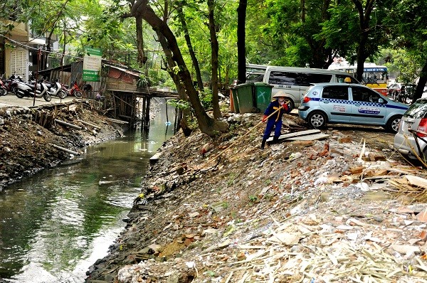 Những người công nhân môi trường luôn phải túc trực thường xuyên để vớt rác thải trên sông cho dòng nước được thông thoát.