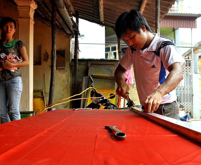 Theo nghề may cờ từ năm 18 tuổi - Anh Nguyễn Văn Phục là đời thứ 4 trong gia đình theo nghề may cờ Tổ Quốc. Theo anh phục thì kích thước của cờ Tổ quốc luôn luôn phải chuẩn dù là cờ to hay cờ nhỏ (chiều ngang bằng 1/3 chiều dọc).