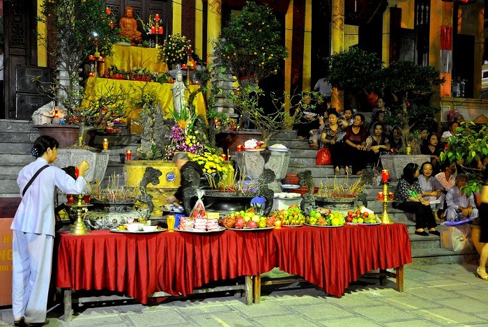 Đã thành thông lệ tối 13/7 âm lịch mọi người lại đến chùa làm lễ đàn Mông Sơn chẩn tế cô hồn để thỉnh phật và bố thí cho chúng sinh.