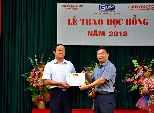 Nhà Báo Nguyễn Tiến Bình – TBT báo GDVN tặng giấy khen cho ông Đặng Văn Hương, trưởng phòng GD&ĐT Thị xã Phú Thọ.