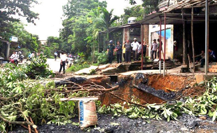 Hố tử thần nuốt phần sân và một đoạn đường liên thôn trước nhà bà Nguyễn Thị Dậu, khu 3, xã Ninh Dân
