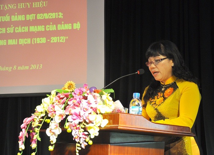 Bà Nguyễn Thị Thơm - Bí thư Chi bộ phường Mai Dịch tuyên bố khai mạc buổi lễ