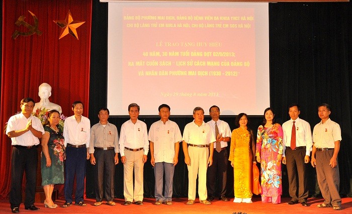 Phường Mai Dịch, có 24 đồng chí đảng viên được trao tặng huy hiệu 40, 30 năm tuổi Đảng đợt 2/9/2013 này.