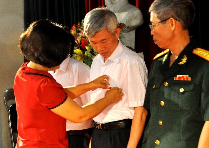 Trao tặng huy hiệu 40, 30 năm tuổi Đảng đợt 2/9/2013 cho các đảng viên có nhiều cống hiến của phường Mai Dịch