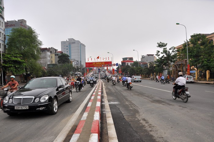 Đây cũng là một trong những nút giao thông trọng điểm của Hà Nội. Từ tuyến cầu vượt này, đi thẳng về phía Tây 500 mét là hầm Kim Liên hiện đại nhất thủ đô.