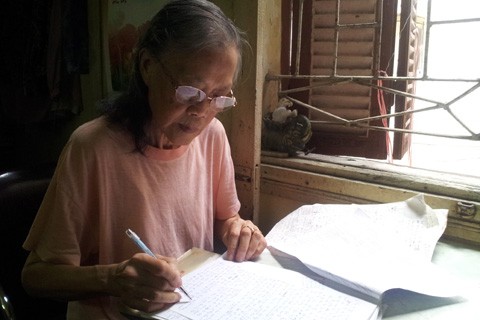 Mặc dù tuổi cao nhưng bà Lê Thi vẫn ham mê với niềm vui nghiên cứu, viết sách và viết báo