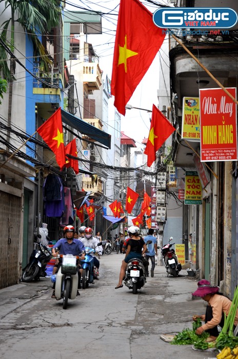 Không chỉ những con phố mà trong các ngõ nhỏ của huyện Từ Liêm (Hà Nội) cũng lộng lẫy cờ đỏ sao vàng tung bay.