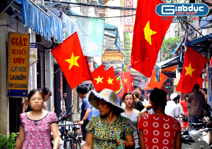 Những con phố nhỏ được phủ kín bởi màu đỏ bởi màu của Quốc Kỳ Việt Nam.
