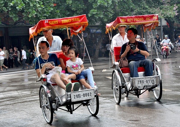 Những chiếc xe xích lô tô điểm cho một nét đẹp riêng của Hà Nội.