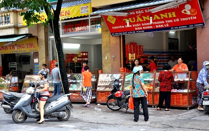 Một số cửa hàng bánh trung thu truyền thống cạnh đó (cửa hàng Bảo Phương).