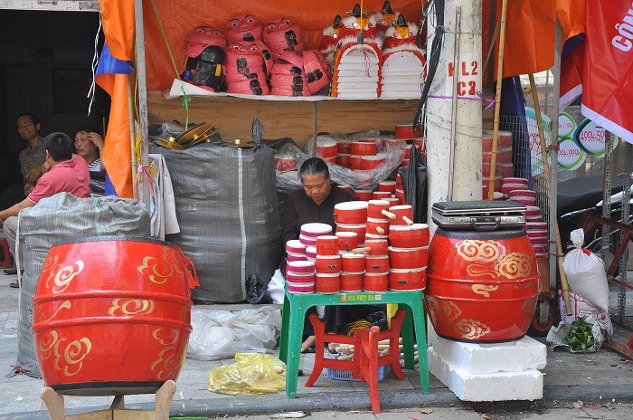Gian hàng bán đủ các loại trống truyền thống lớn nhỏ trên phố Hàng Lược.