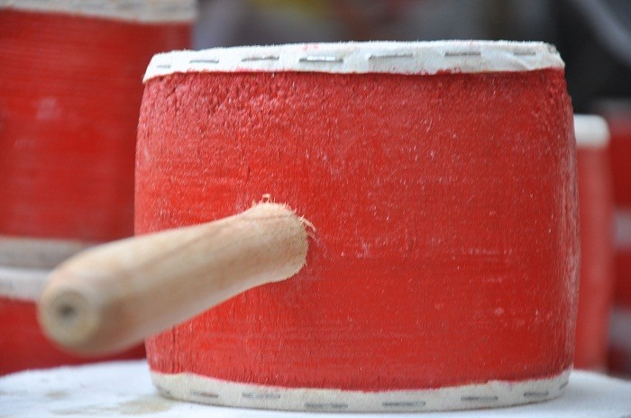 Trống cơm, trống tay được làm với phương pháp thủ công được bán với giá 40 – 60 nghìn đồng/cái.