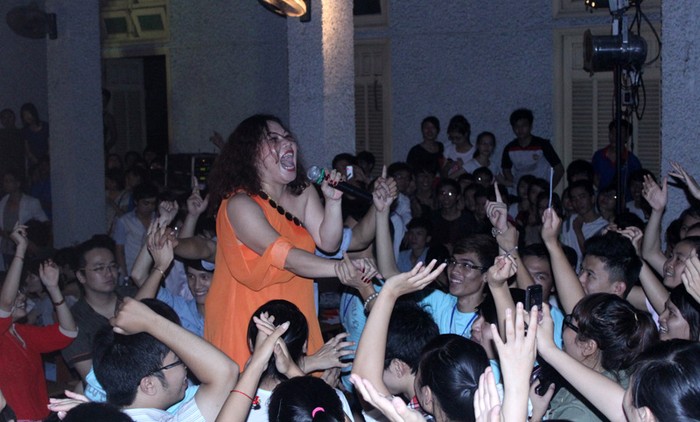 Sinh viên ĐH Thương Mại "bốc lửa" cùng Siu Black trong đêm gala “Chào K48” năm 2012.