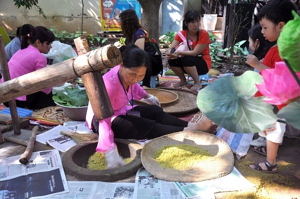 Những nét văn hóa Việt được ban tổ chức tái hiện tại bảo tàng DTHVN nhằm giúp các em nhỏ và công chúng hiểu hơn về văn hóa Việt. Ảnh: làm cốm truyền thống