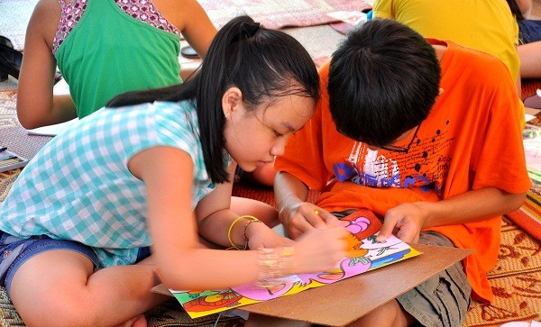 Ngoài các trò chơi, các bé và gia đình còn có không gian để tập vẽ, tập tô… những bức tranh ý nghĩa trong ngày vui Tết trung thu.