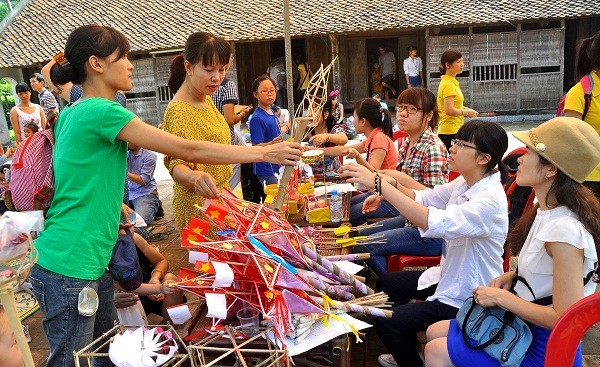 Đến bảo tàng DTHVN các bé và công chúng được ngắm nhìn và chọn mua được những đồ chơi truyền thống rất ý nghĩa của dân tộc Việt.