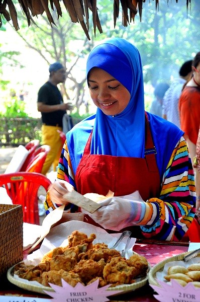 Người Việt còn được thưởng thức một số món ăn do người Malaysia đến Bảo tàng thể hiện.