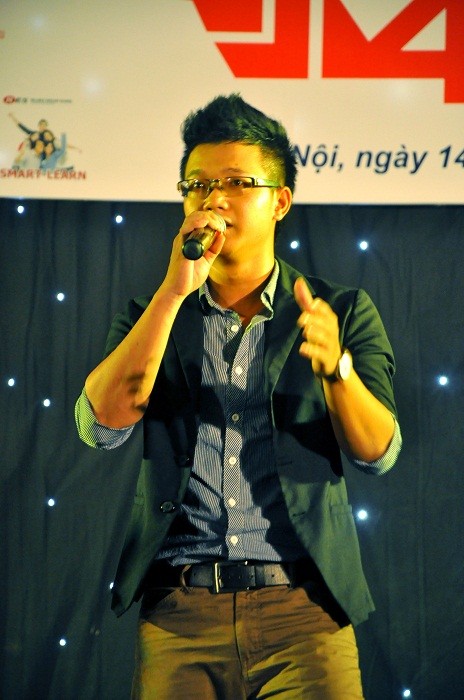 Đơn ca “Gánh hàng rong” do Phạm Hồng Thái cựu sinh viên của trường và từng đạt giải nhất trong cuộc thi “Bừng sáng tài năng Thương Mại 2012”.