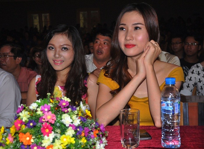 Bên cạnh vị khách mời trong BGH nhà trường, nhà tài trợ, chương trình được đón tiếp cựu sinh viên là Hoa hậu biển Nguyễn Thị Loan (bên trái), Top 20 người đẹp hoa hậu Việt Nam Bùi Hà Anh.