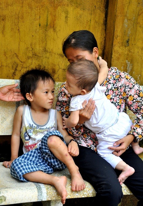 Không có chồng, chị Thanh phải nuôi 2 đứa nhỏ.