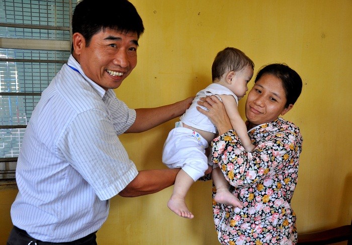 Ông Nguyễn Văn Lưu – PGĐ Trung tâm bảo trợ số 1 đã trao lại cháu bé về với mẹ đẻ.